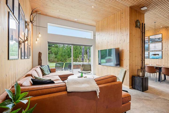 A fantastic, five-star holiday home with a pool, outdoor spa and sauna in Blåvand in Blavand, Región de Varde