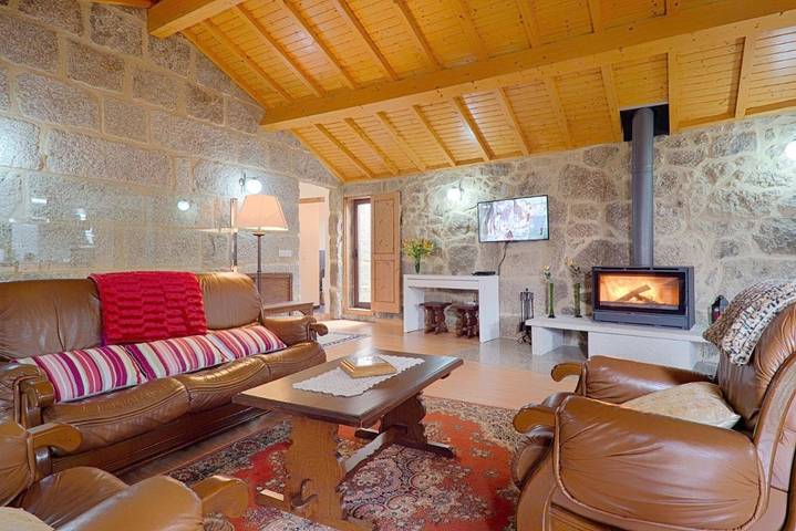 Location de vacances pour 7 personnes, avec vue et jardin à Castro Laboreiro