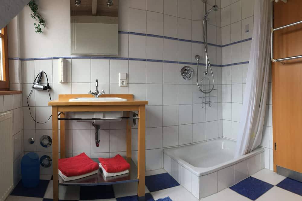 Ganze Wohnung, Helle und großzügige Dachwohnung mit Balkon und Alpensicht in Oberteuringen, Bodenseekreis