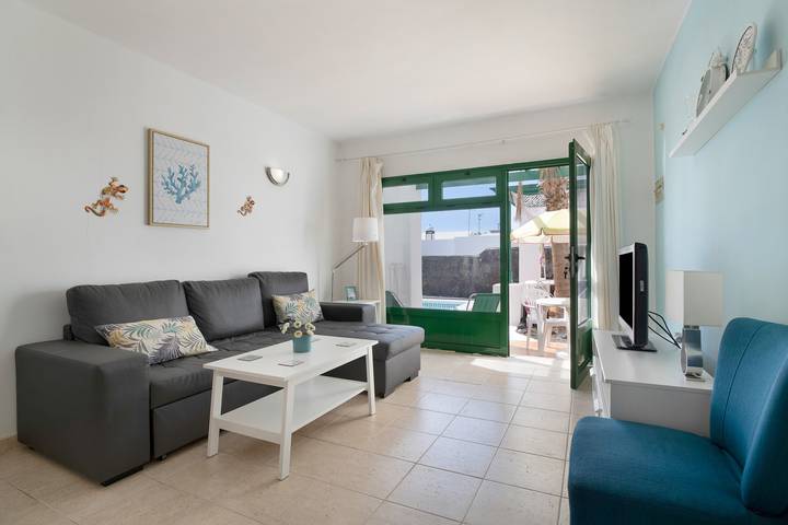 Apartamento entero, "Apt 2 Las Palmeras Iii Lanzarote" con vistas al mar y a la montaña y piscina compartida in Puerto del Carmen, Tías