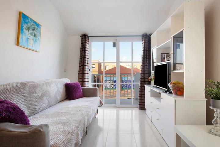 Apartamento entero, Vacaciones 'Sam' con piscina compartida, balcón y Wi-Fi in Caleta de Fuste, Antigua