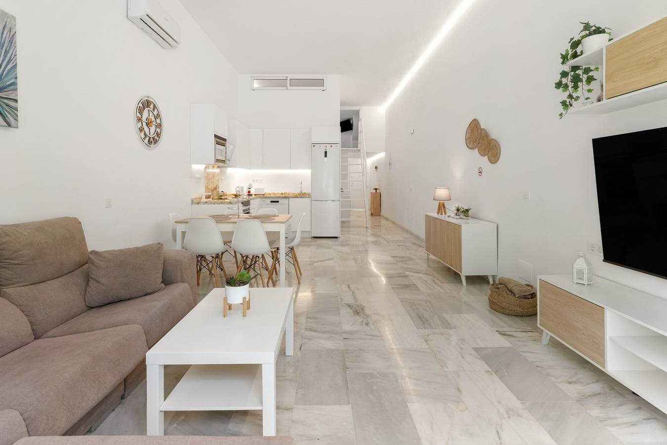 Apartamento entero, Apartamento 'Ilusión' con terraza privada, Wi-Fi y aire acondicionado in Torreblanca (Fuengirola), Fuengirola