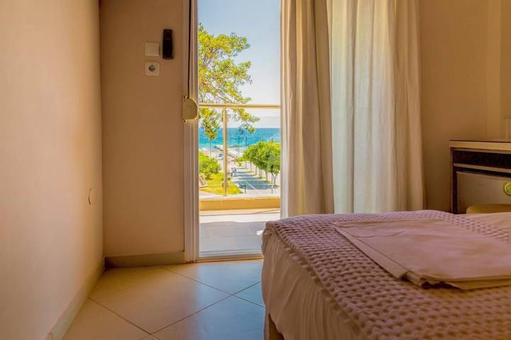 Gîte pour 2 personnes, avec Balcon et Terrasse ainsi que Jardin et Vue dans Nea Kallikratia