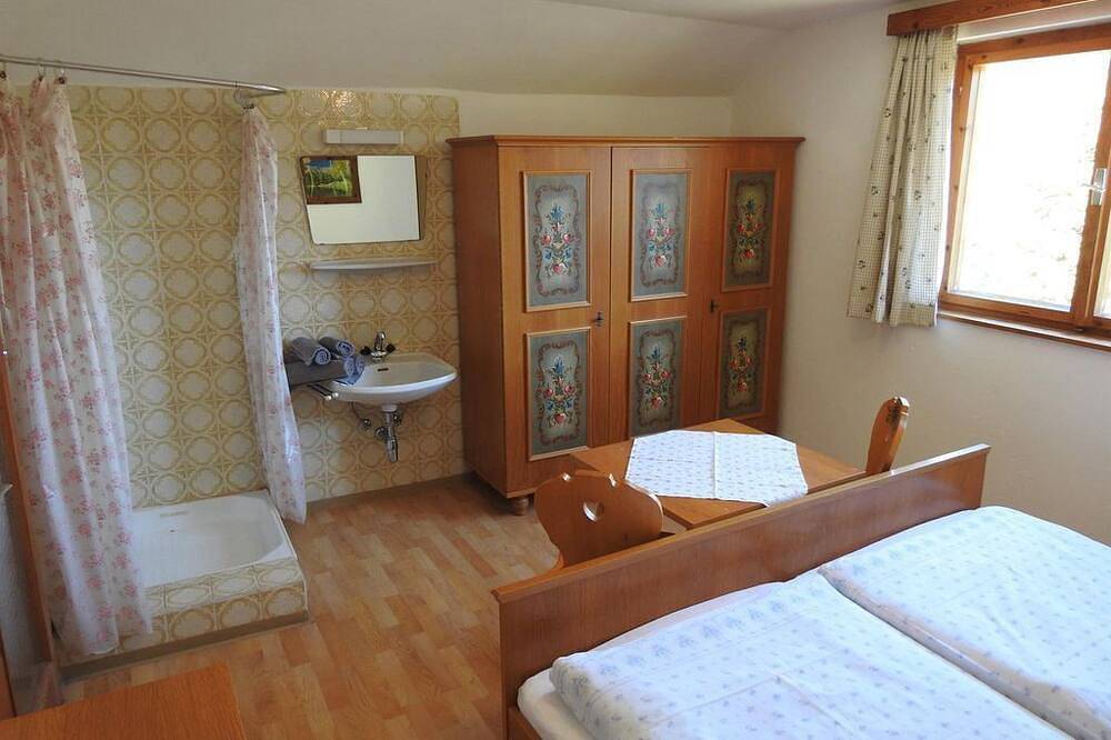 Zauneralm - Doppelzimmer mit Dusche u. fl. Wasser (Wc im Gang) in Gössenberg, Schladming-Dachstein