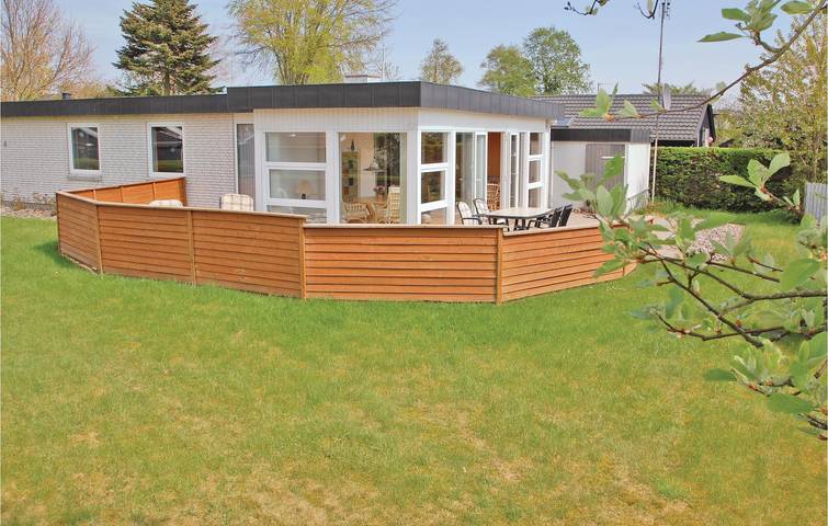 Ferieudlejning for 4 personer, med Terrasse og Have i Hejlsminde
