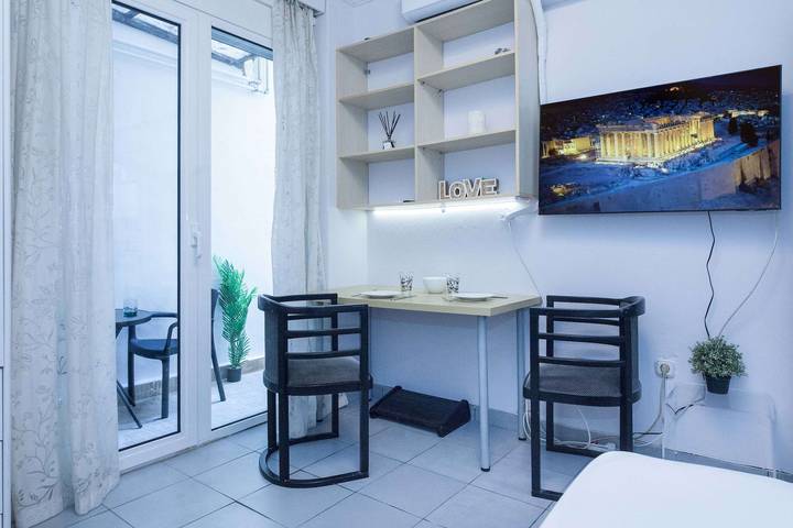 Ganze Ferienwohnung, Ferienwohnung für 2 Personen mit Garten in Zentral-Athen, Athen