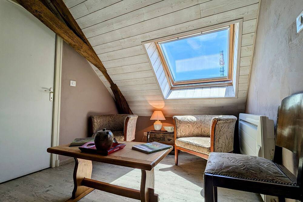 Gemütliches Zimmer mit Sitzecke und Frühstück in Châteauroux, Châteauroux und Umgebung