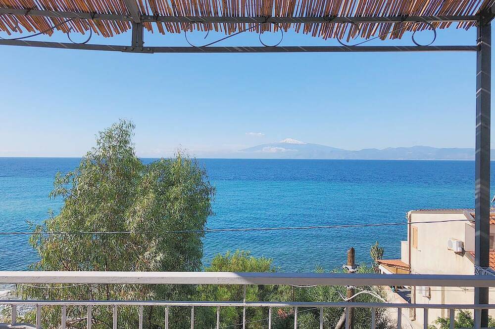 Entire apartment, Sea Terrace in Motta San Giovanni, Tyrrhenian Coast Kalabria