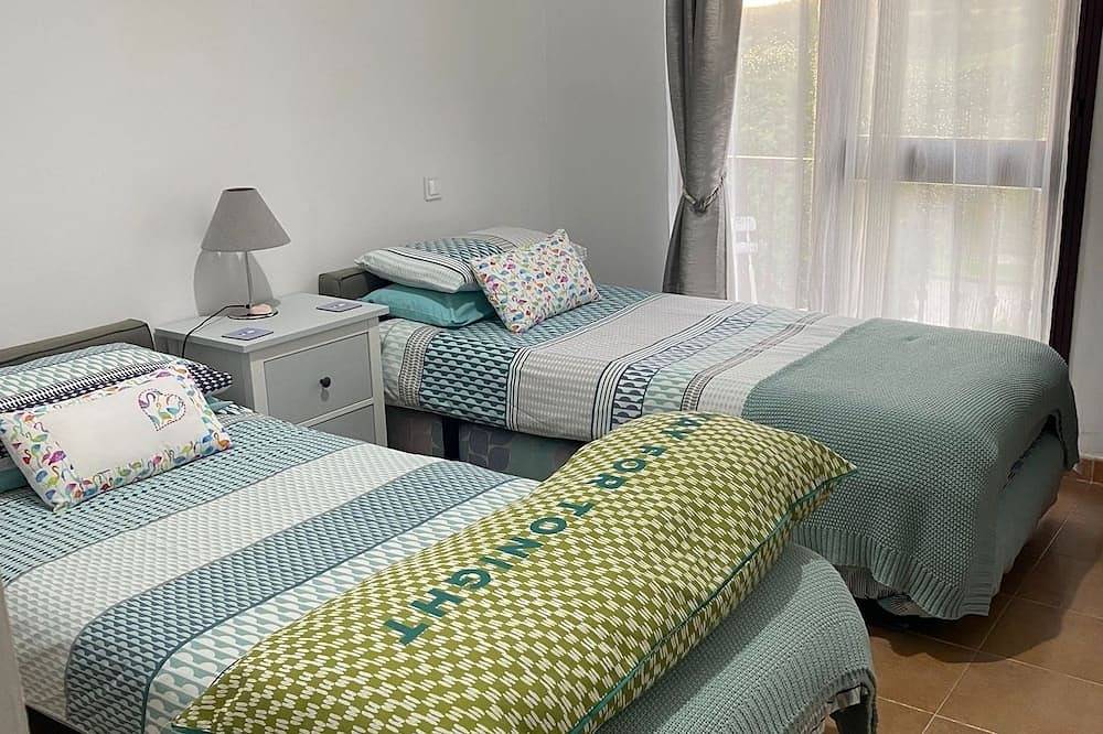 Casa Longy, modern and spacious, beach and golf, family holiday home in La Alcaidesa, San Roque