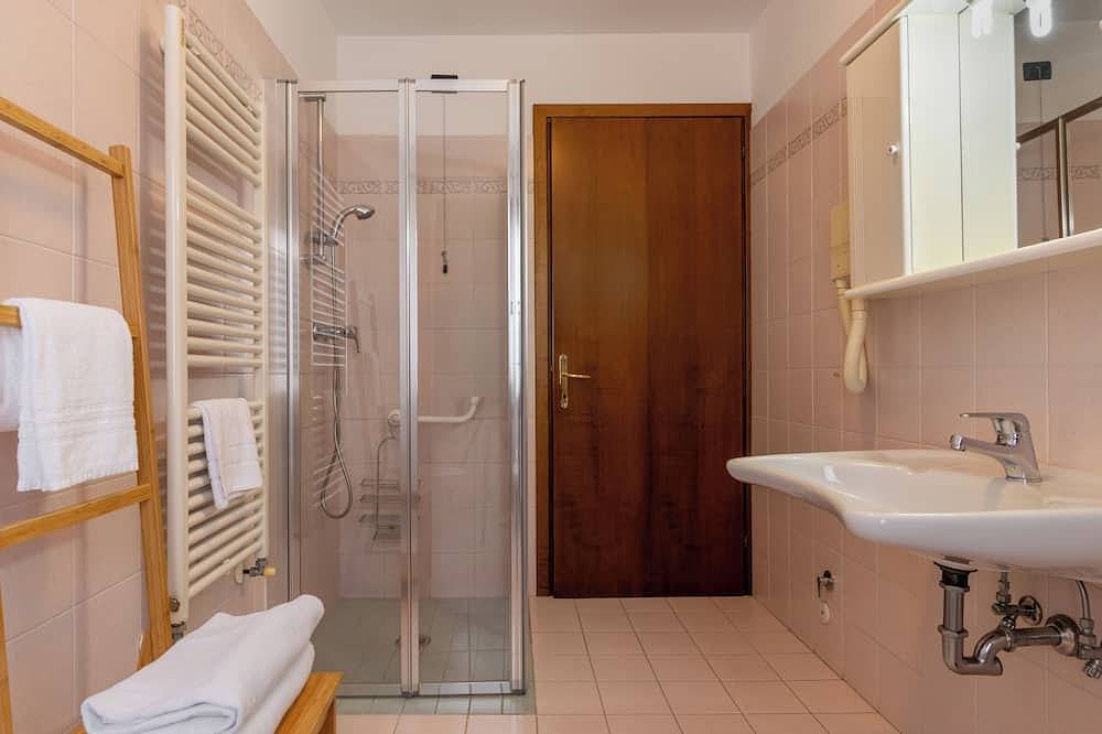 Apartamento entero, Apartamento en casa rural, Venecia. Dormitorio, baño, cocina completa / sala de estar. in Malcontenta, Mira