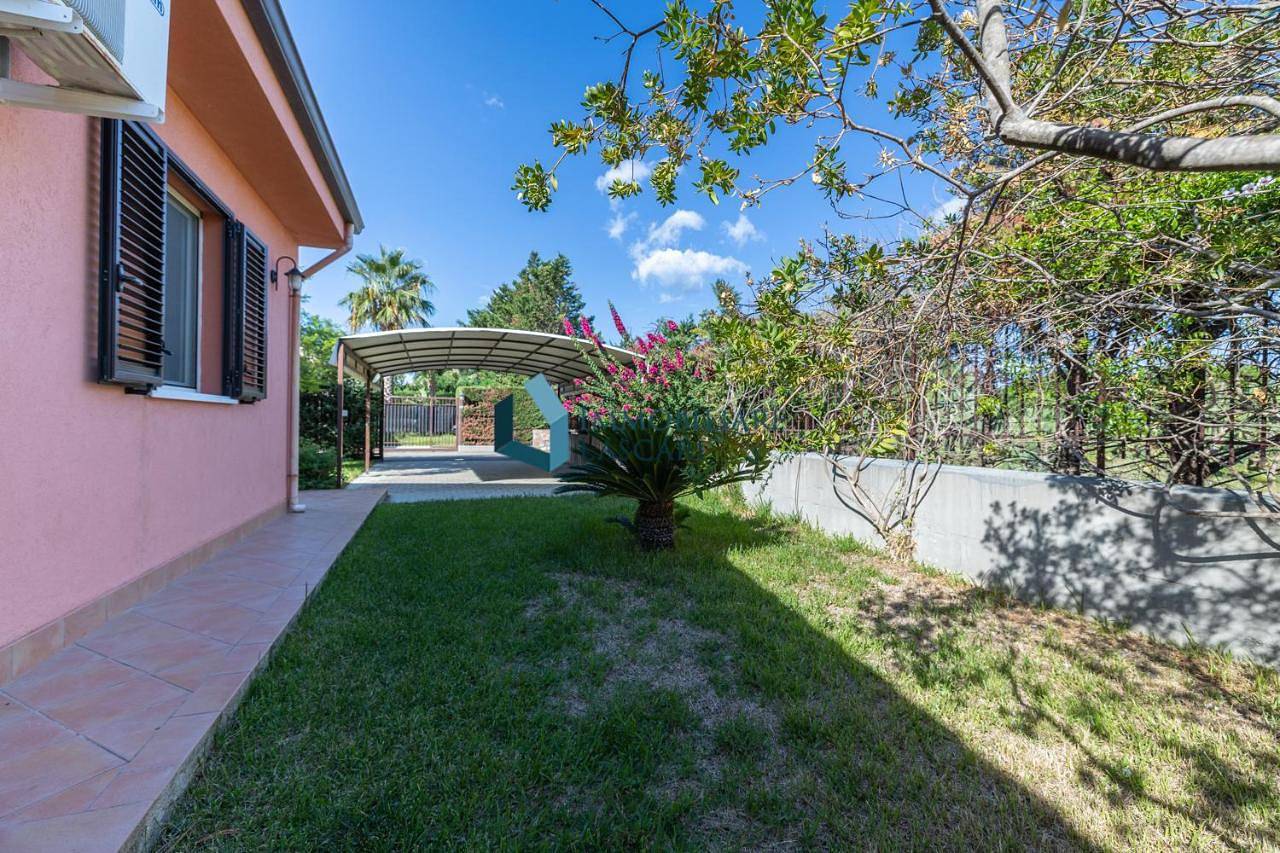 Villa Siragusa con piscina condominiale in Gorgo Lungo, Campofelice di Roccella