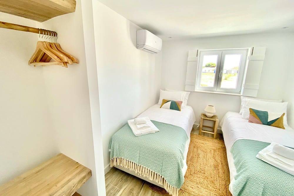 Wake up to a sea view on this Alentejo hill, a 10-minute walk from the beach. in Porto Covo, Costa Alentejana