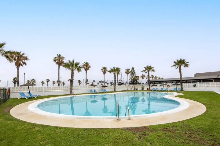Apartamento para 6 personas, con sauna además de piscina para niños y jardín en Roquetas de Mar