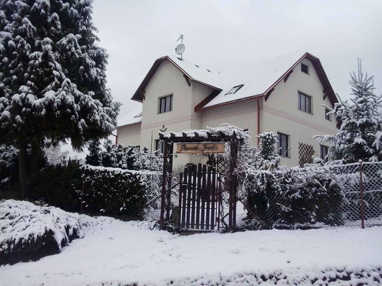 Ganze Ferienwohnung, Ferienwohnung mit Außenpool an der Grenze zwischen Böhmischen Paradies und Riesengebirge  in Košťálov, Region Liberec