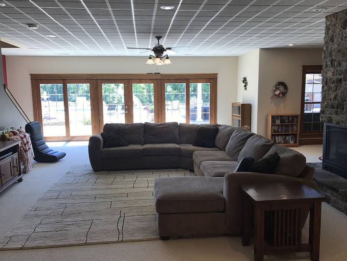 Vacation house for 25 people, with yard in Illinois