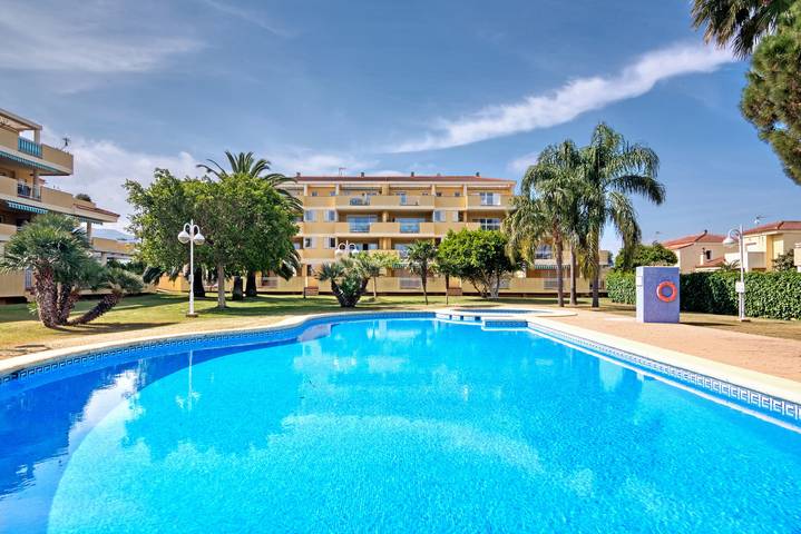 Apartamento entero, Apartamento 'Denia Clemenvilla' con piscina compartida, Wi-Fi y aire acondicionado. in Las Marinas, Dénia