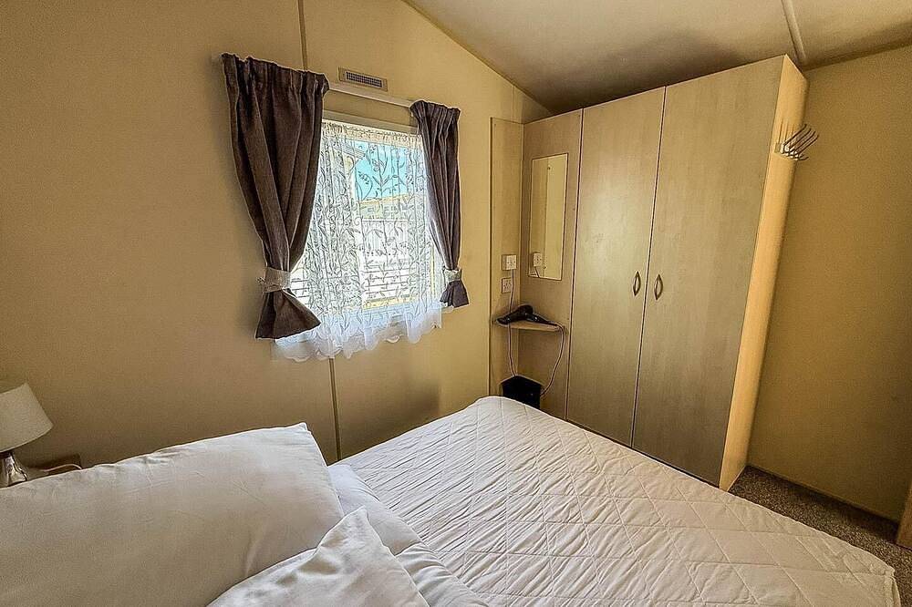 Lovely caravan at Valley Farm Holiday Park, sleeps 8 in Clacton-on-Sea, Essex
