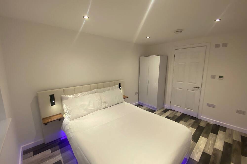Entire apartment, Spacious 1-Bed Apartment - Sleeps 2 & Parking in Truro, Cornwall