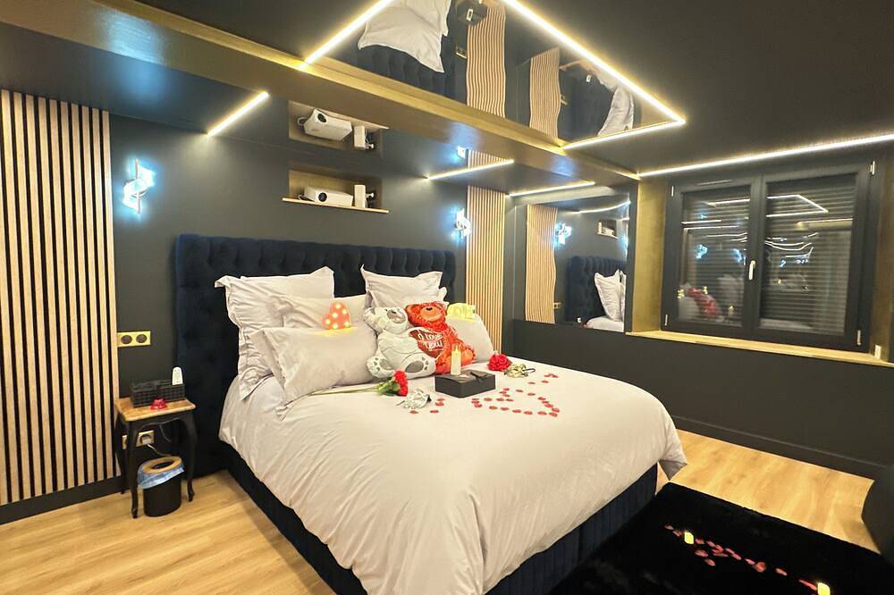 Romantic luxury suite with private spa, sauna & cinema - Romantic escape! in Castres, Región de Castres