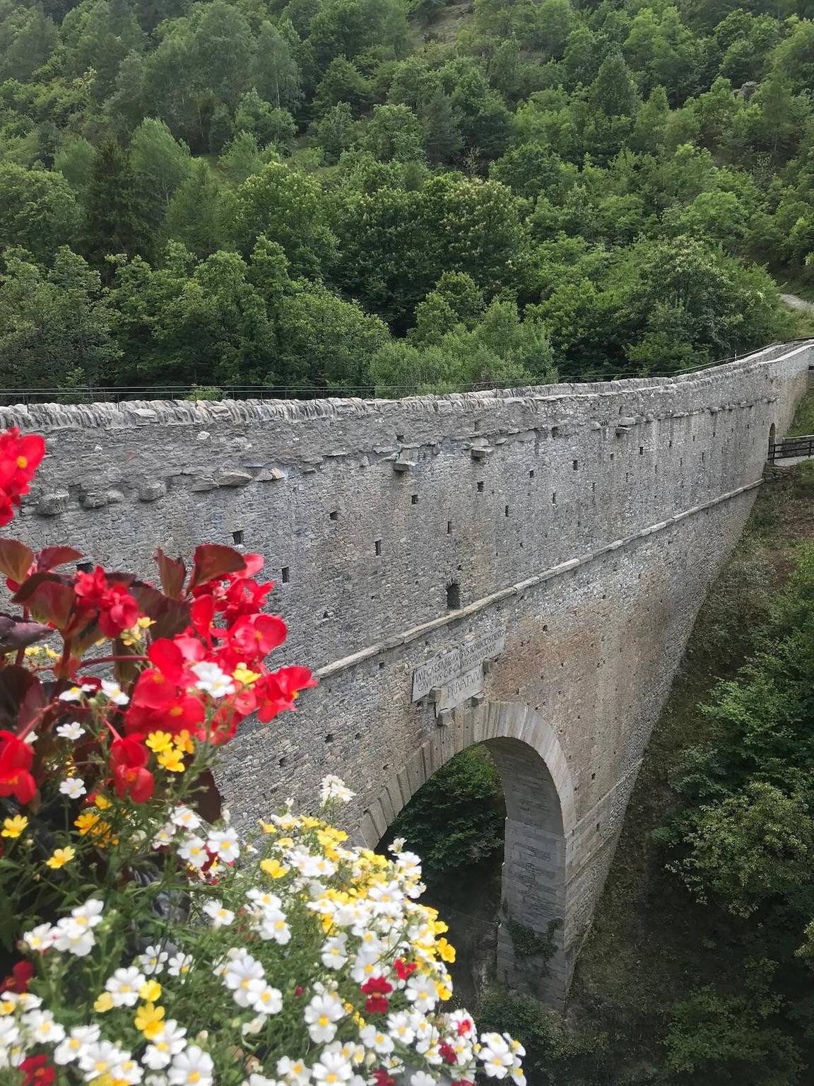 Appartamento intero, Appartamento 'Bilocale Vista Monte Bianco' con vista sulle montagne, giardino in comune e balcone in Ozein, Comune di Aymavilles