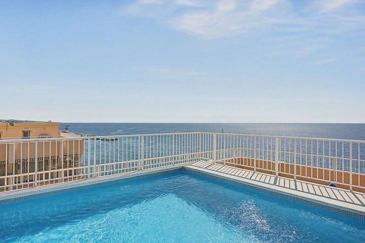 Entire apartment, Unique beachfront apartment with spectacular sea views, pool, Wi-Fi, and terrace in Marbella Centre, Marbella