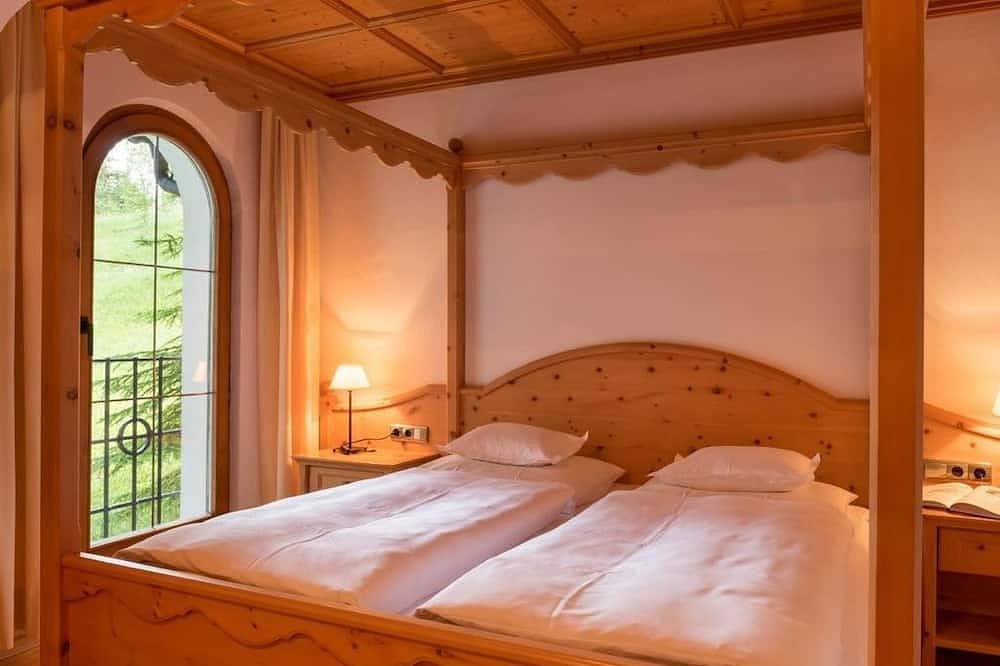 Appartement mit Himmelbett - Hotel Garni Lärchenhof Natur in Mösern, Telfs