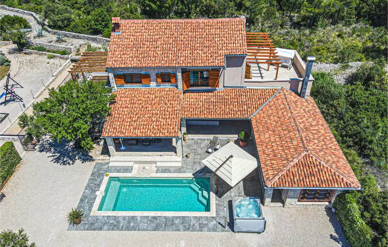 Cozy 2BR Apartment with Pool, WiFi, and Beach Access 1000m Away in Sibenik, Šibenik-Knin