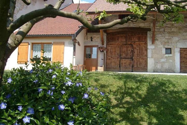 Location de vacances pour 2 personnes, avec jardin à Belmont-Luthézieu