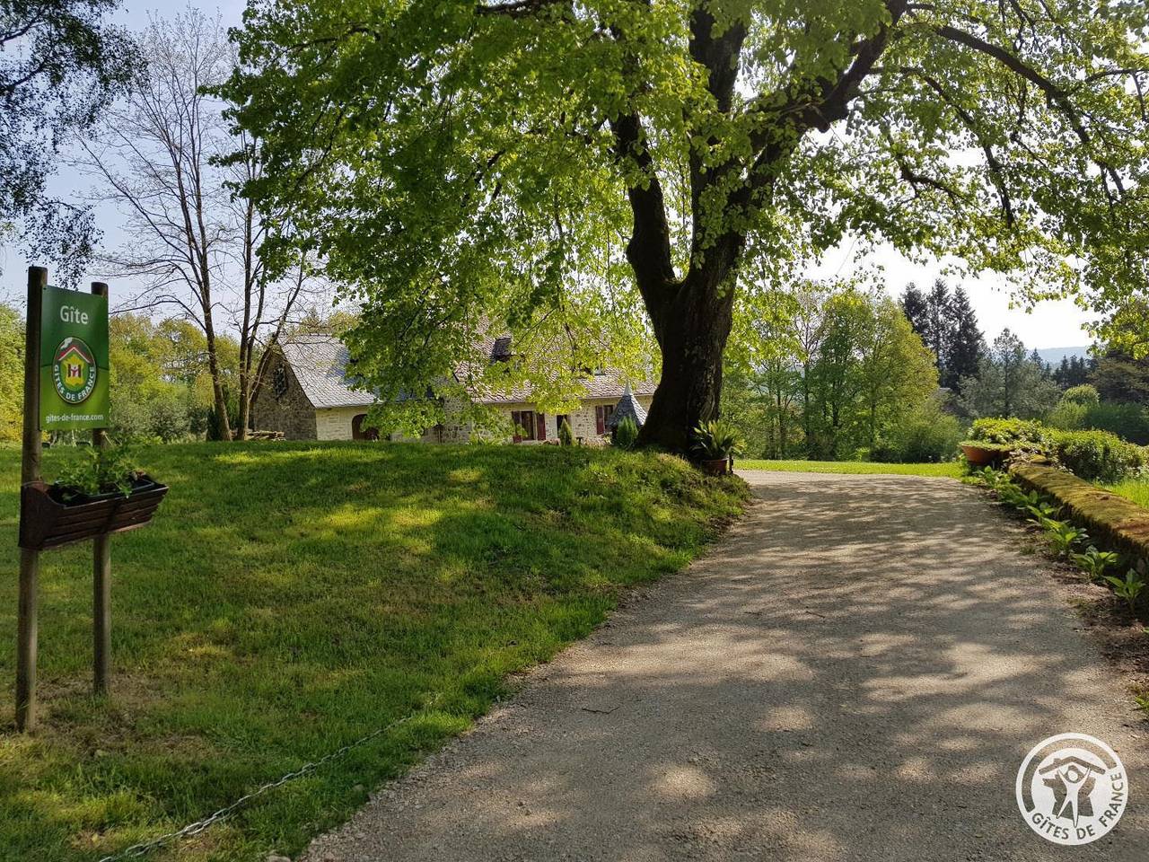 Gite am Flussufer mit TV und Garten in Latronche, Tulle und Umgebung