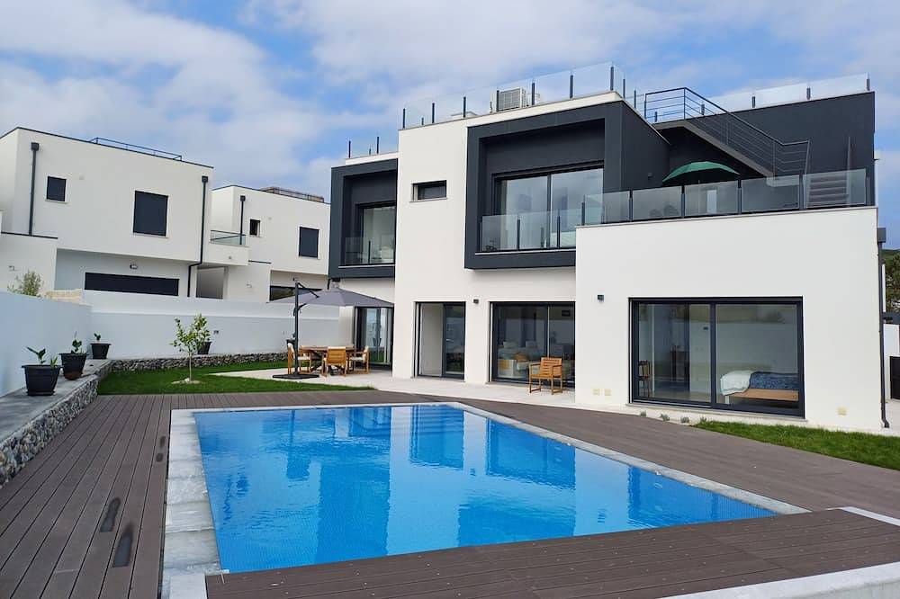 Villa Agapanthus, a comfortable 4 bedroom home by the sea. in Salir do Porto, Tornada e Salir do Porto