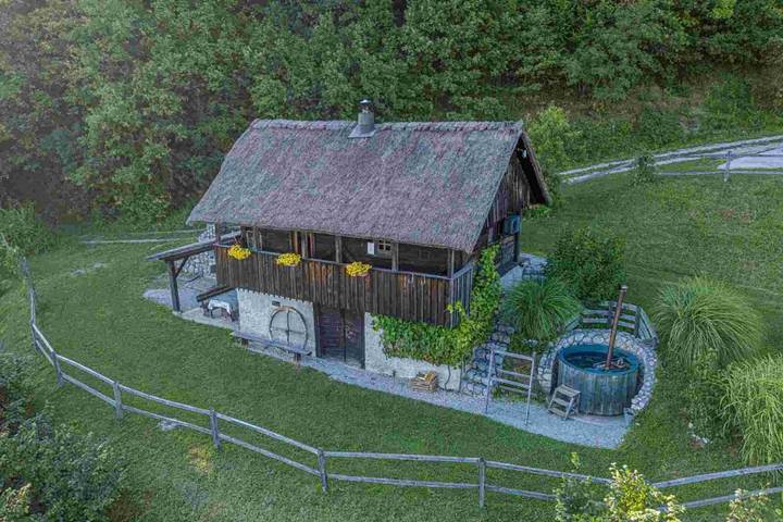 Ferienhaus für 4 Personen, mit Balkon und Terrasse sowie Whirlpool und Garten