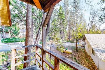 Log Cabin for 8 Guests in Bass Lake, Madera County, Picture 2