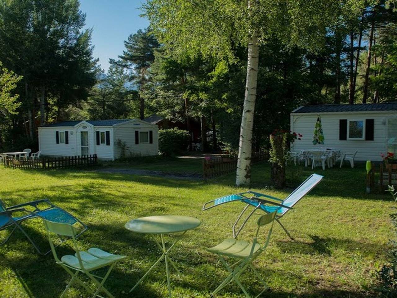 Acogedora casa móvil para 4 personas con mobiliario exterior en Guillestre in Guillestre, Parque Nacional de los Ecrins