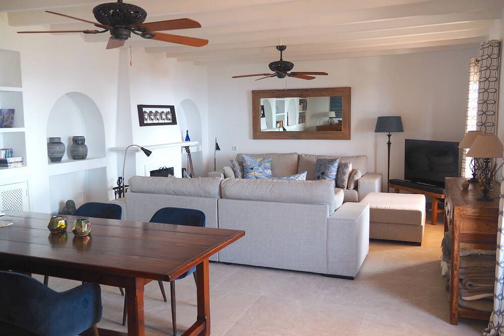 Fabulous 4-bedroom sea view villa with Pool, Ac, Wifi in beautiful Deià in Deià, Coast of Mallorca