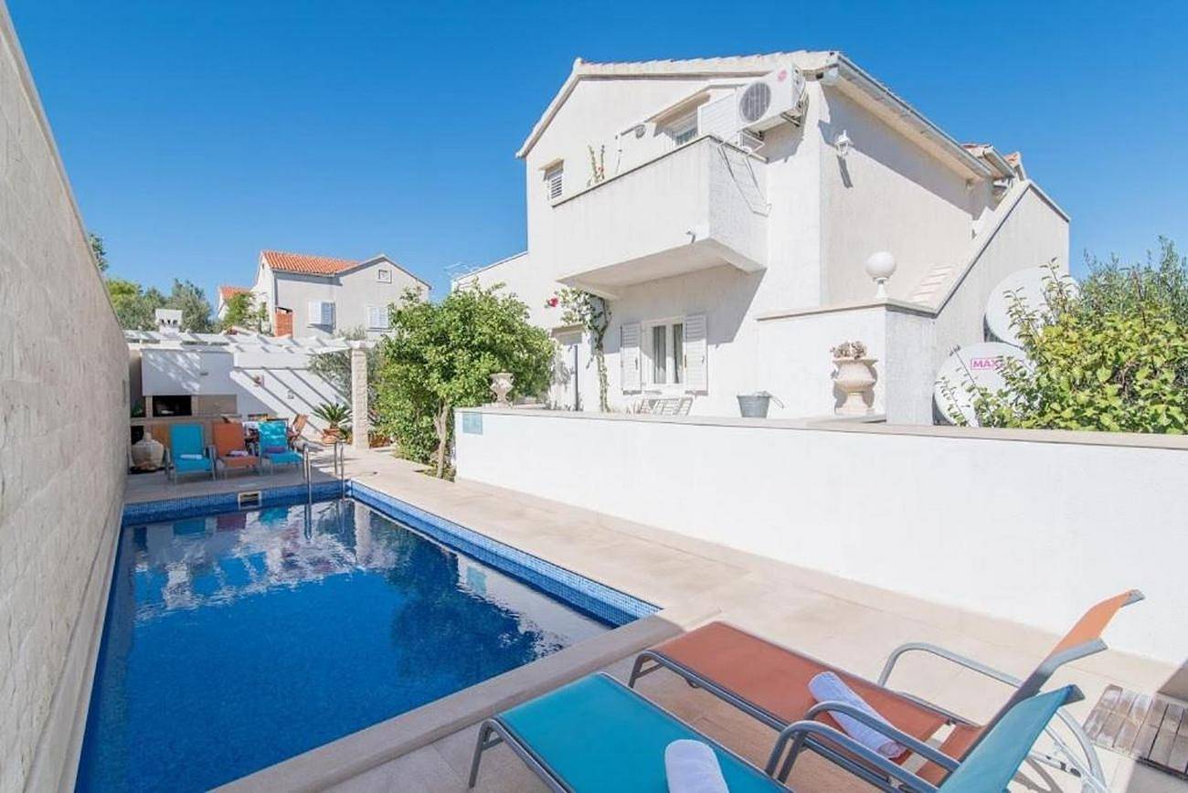 Ganze Wohnung, 3-Zimmer-Ferienwohnung mit Terrasse und Meerblick Supetar, Brac A-16774-d in Supetar, Brac