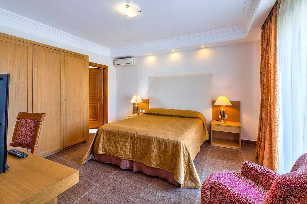 Platanias Villa, 4 Bd, 4 Ba, pool, 800m from sand in Platanias, Chania region