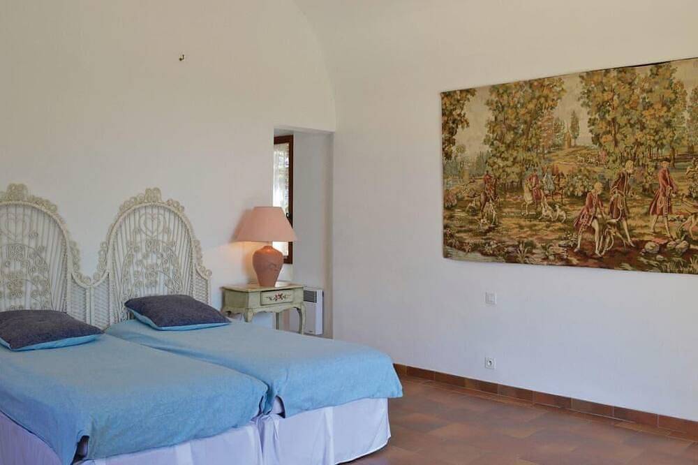 Spacious Villa for 6 - amazing pool and views in Callian, Draguignan region