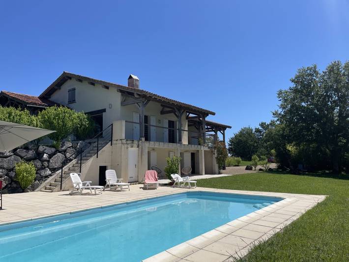 Location de vacances pour 12 personnes, avec jardin ainsi que balcon et piscine à Saint-Justin (Gers)