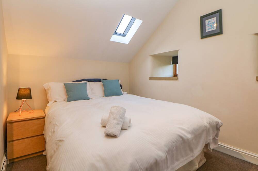 The Old Robin Hood, pet friendly, with hot tub in Holmesfield in Derbyshire