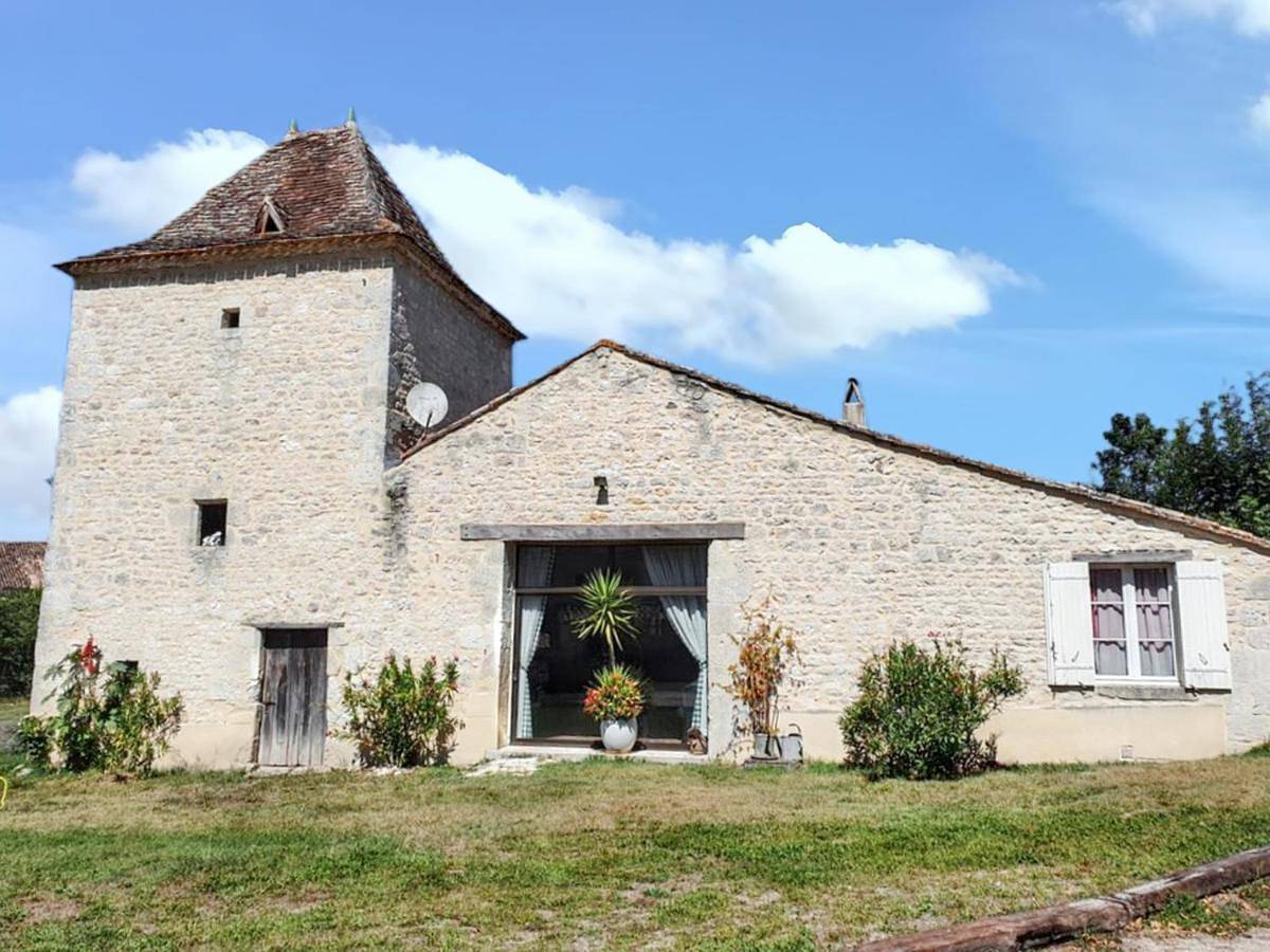 Maison charmante à Monestier avec piscine et jacuzzi in Thénac, Périgord Pourpre