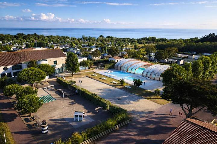Camping pour 4 personnes, avec piscine et terrasse à Saint-Denis-d'Oléron