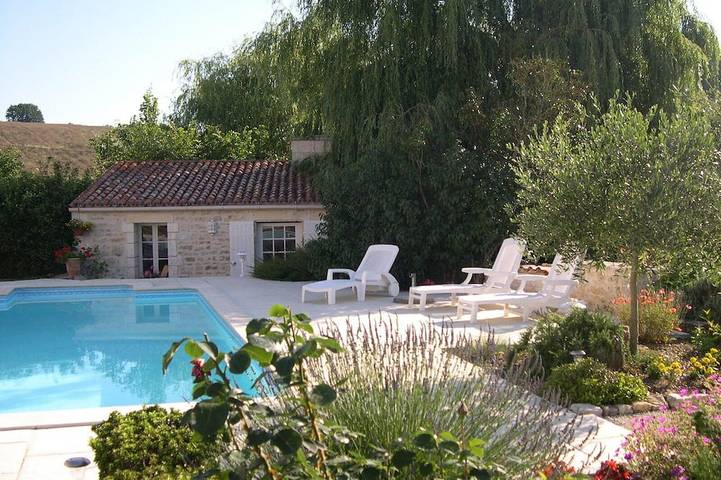 Gîte pour 2 personnes, avec jardin ainsi que terrasse et piscine