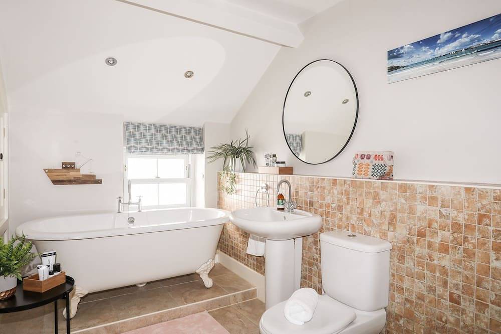 Osborne House, pet friendly, with open fire in Menai Bridge in Menai Bridge, Isle of Anglesey