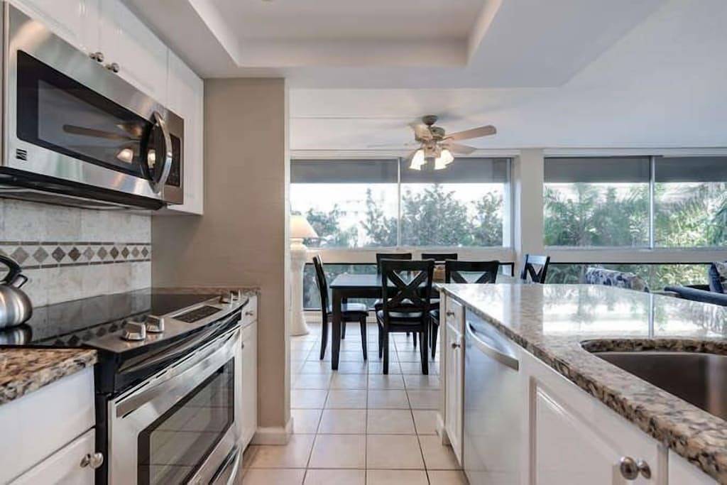 Ganze Wohnung, Einheit 25 im Grand Tower am Strand - Blick auf benachbarte Seetrauben in Siesta Key Beach, Siesta Key