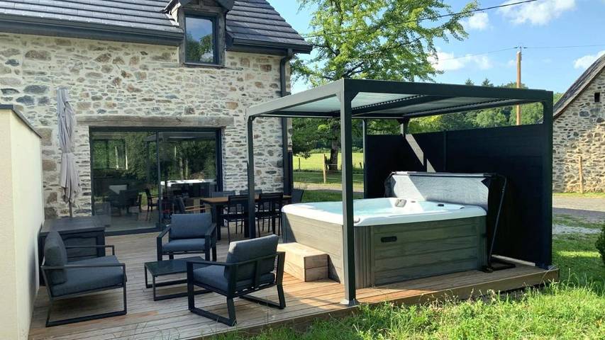 Location de vacances pour 6 personnes, avec jacuzzi et jardin à Lagraulière