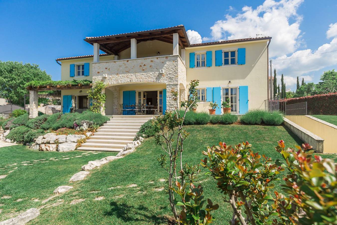 Mediterrane Steinvilla mit beheiztem Privatpool, aromatischen Mittelmeerpflanzen in Heraki, Zentralistrien