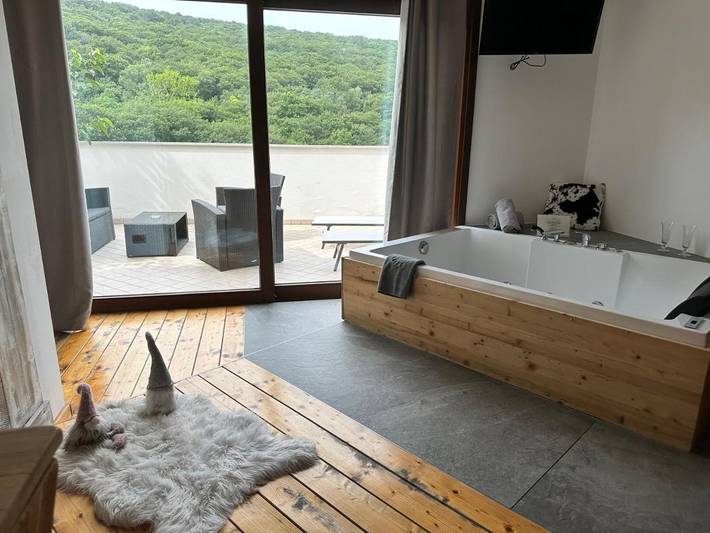 Alojamiento y desayuno para 2 personas, con Terraza además de Jacuzzi y Jardín en Trieste