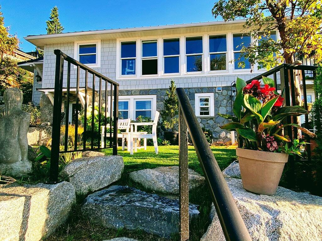 Bill's Landing Luxury Suite with private Hot Tub in Sunshine Coast Regional District