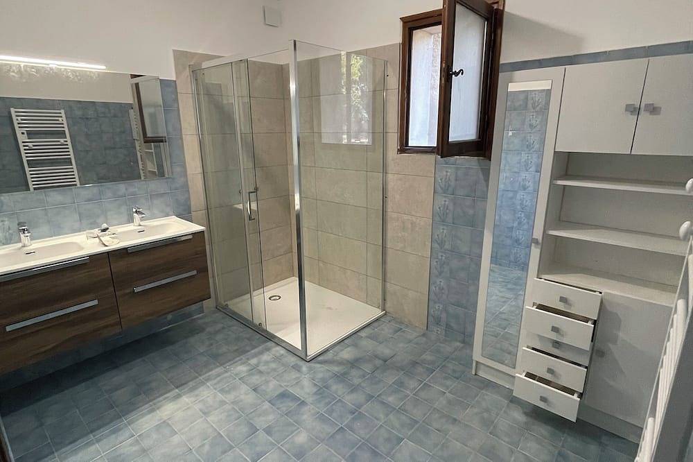 Maison Campagne 5 Chambres Avec Piscine Mirabeau en Luberon in Mirabeau, Parc naturel régional du Luberon