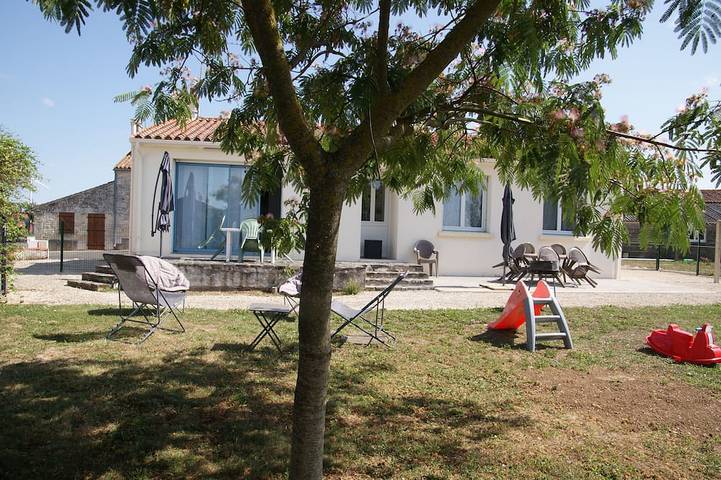 Gîte pour 8 personnes, avec jardin et terrasse à Xanton-Chassenon
